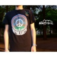 MANASTASH【マナスタッシュ】ピースプリントTシャツ「On the earth」