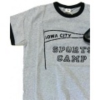 DOVETAIL【ダブテイル】かすれフロッキープリントトリムＴシャツ「IOWA CITY」